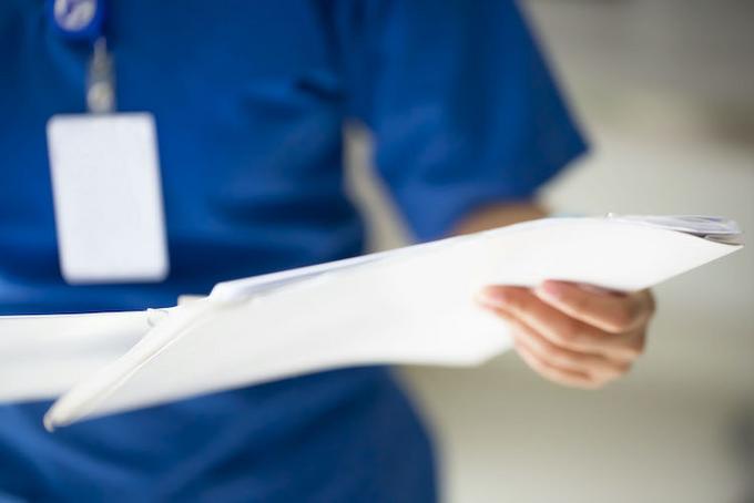 Nahaufnahme Ärztin mit Dokumenten in der Hand